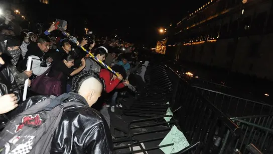 Encapuchados y policías chocan tras una marcha por los 43 desaparecidos en México Encapuchados y policías chocan tras una marcha por los 43 desaparecidos en México