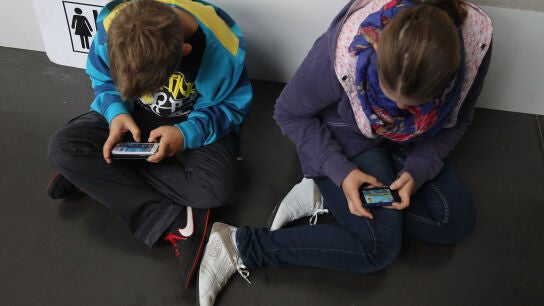 Ni&ntilde;os consultando el m&oacute;vil