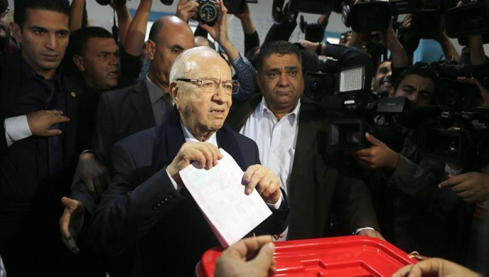 Beyi Caid Essebsi, favorito y líder de Nidá-Tunis (Llamada por Túnez) emite su voto