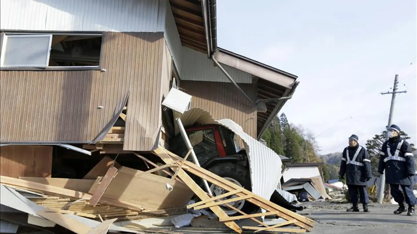 La policía patrulla alrededor de las casas dañadas a causa del terremoto La policía patrulla alrededor de las casas dañadas a causa del terremoto