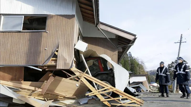 La policía patrulla alrededor de las casas dañadas a causa del terremoto La policía patrulla alrededor de las casas dañadas a causa del terremoto