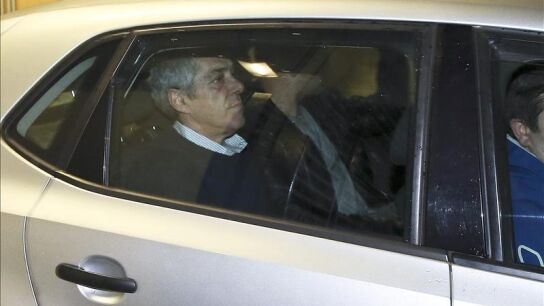 El exprimer ministro portugu&eacute;s, Jos&eacute; S&oacute;crates, en un coche de polic&iacute;a
