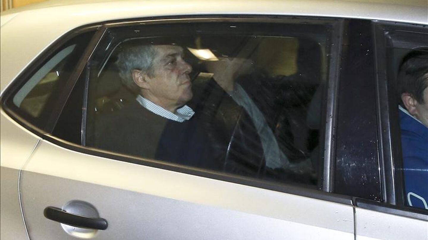 El exprimer ministro portugu&eacute;s, Jos&eacute; S&oacute;crates, en un coche de polic&iacute;a