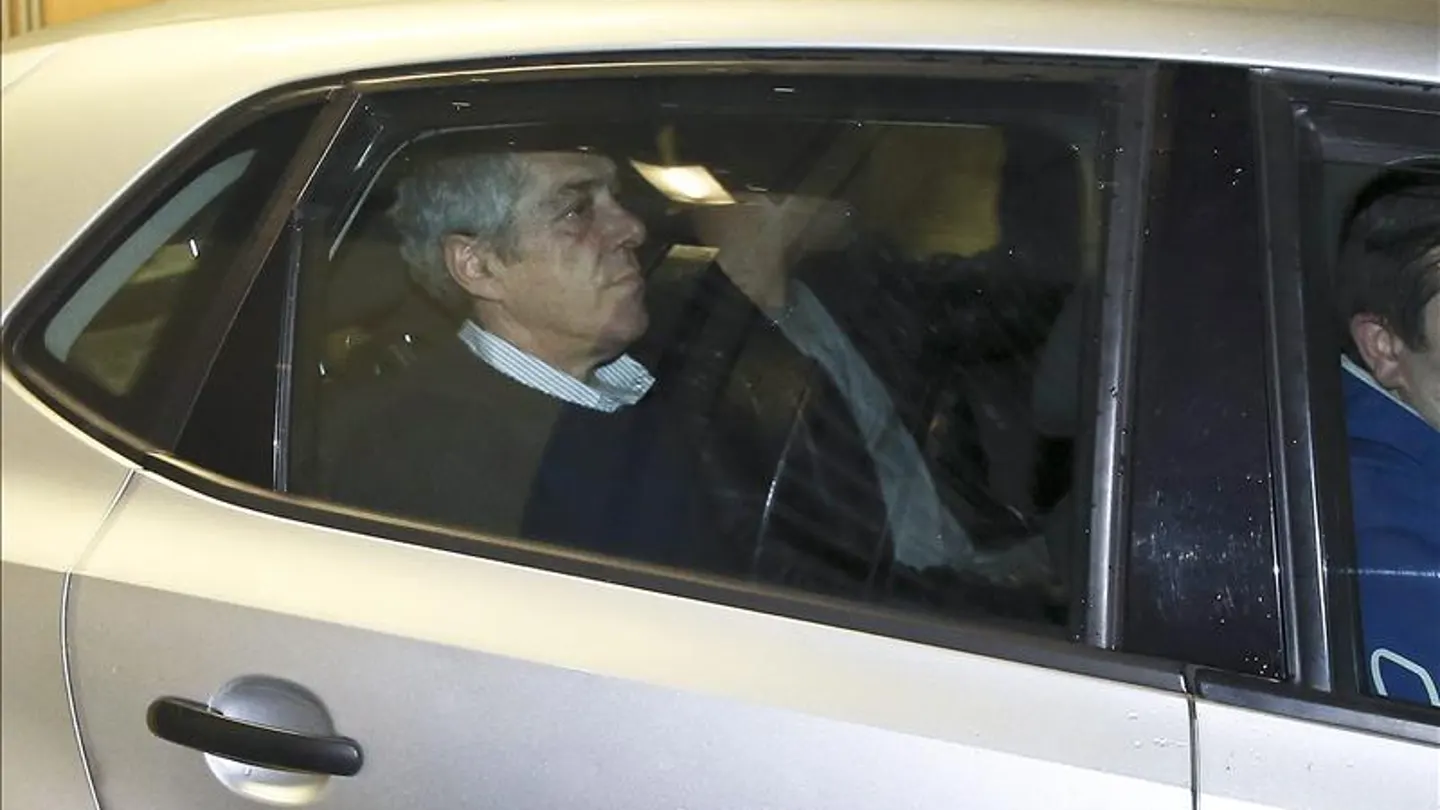 El exprimer ministro portugués, José Sócrates, en un coche de policía El exprimer ministro portugués, José Sócrates, en un coche de policía