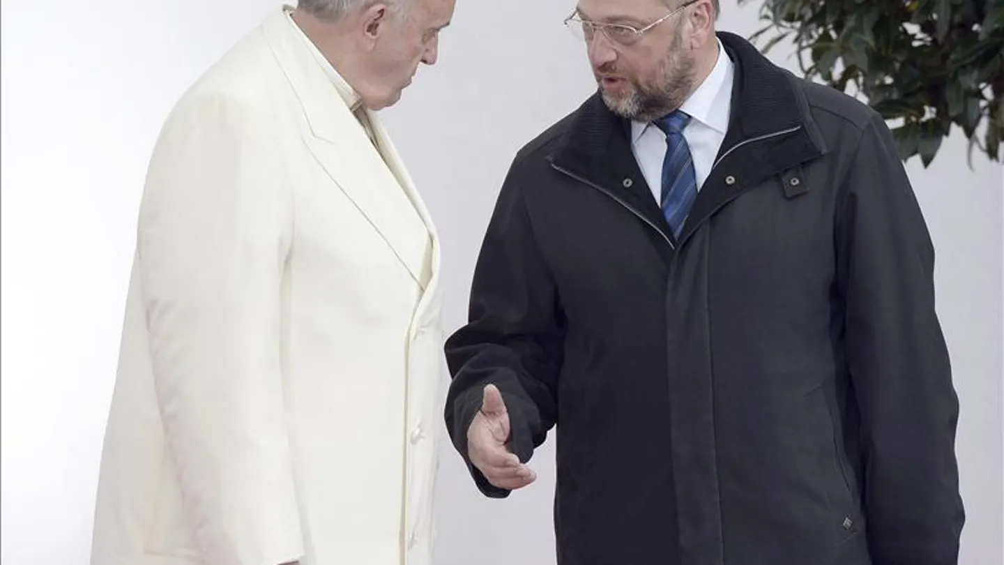 El Papa es recibido por Martin Schulz en las puertas del Parlamento Europeo El Papa es recibido por Martin Schulz en las puertas del Parlamento Europeo