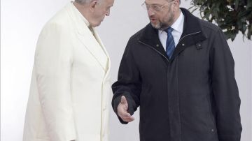 El Papa es recibido por Martin Schulz en las puertas del Parlamento Europeo