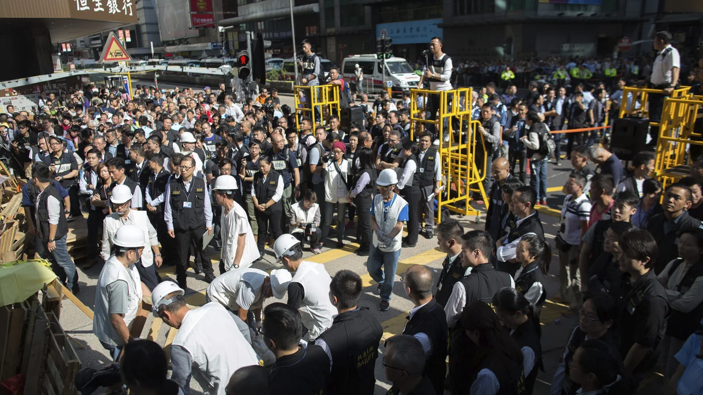 Trabajadores retiran las barricadas de una parte de la calle Argyle en el distrito de Mong Kok Trabajadores retiran las barricadas de una parte de la calle Argyle en el distrito de Mong Kok