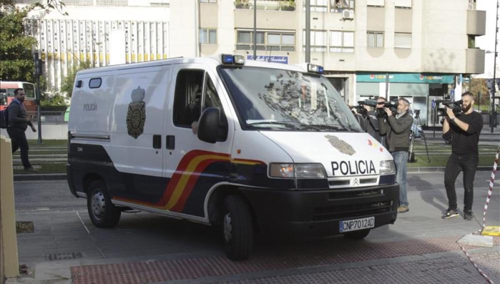 Un furgón policial traslada a los curas de Granada