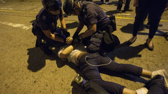 Un manifestante pro-democracia es arrestado en el desalojo de la zona de Mong Kong