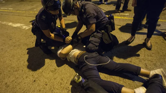 Un manifestante pro-democracia es arrestado en el desalojo de la zona de Mong Kong Un manifestante pro-democracia es arrestado en el desalojo de la zona de Mong Kong