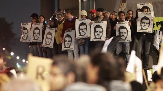 Los estudiantes de Ayotzinapa exigen al estado responsabilidad por violencia