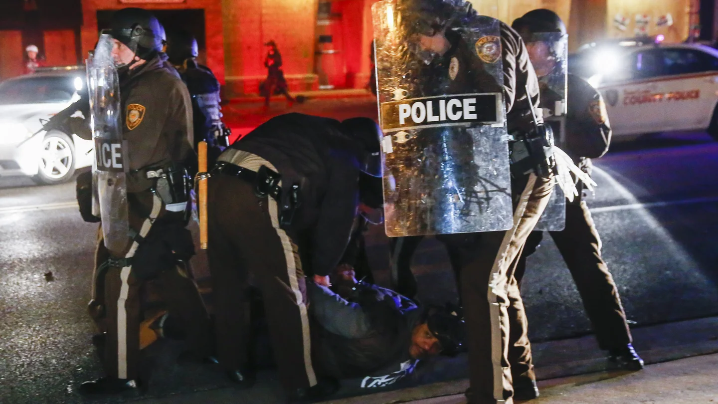 La policía detiene a un manifestante mientras intentan dispersar las protestas en Ferguson La policía detiene a un manifestante mientras intentan dispersar las protestas en Ferguson