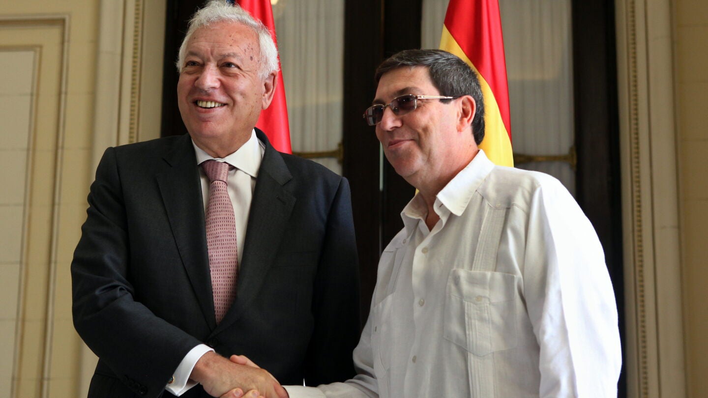 Jos&eacute; Manuel Garc&iacute;a-Margallo (i), se re&uacute;ne con el canciller cubano, Bruno Rodr&iacute;guez (d)