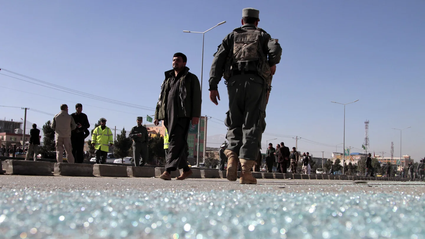 Agentes inspeccionan la zona en la que, el pasado 10 de noviembre, se registró un atentado en Kabul Agentes inspeccionan la zona en la que, el pasado 10 de noviembre, se registró un atentado en Kabul