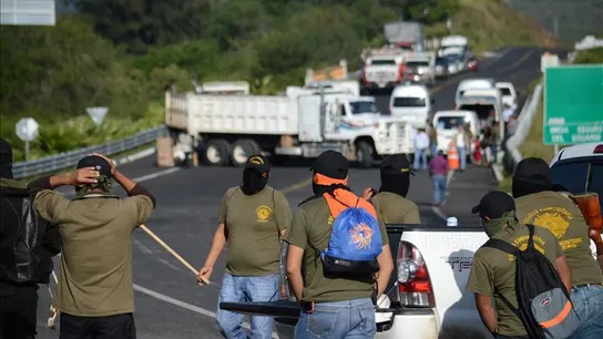 Un grupo de maestros y de autodefensas bloquearon el municipio mexicano de Tixtla Un grupo de maestros y de autodefensas bloquearon el municipio mexicano de Tixtla