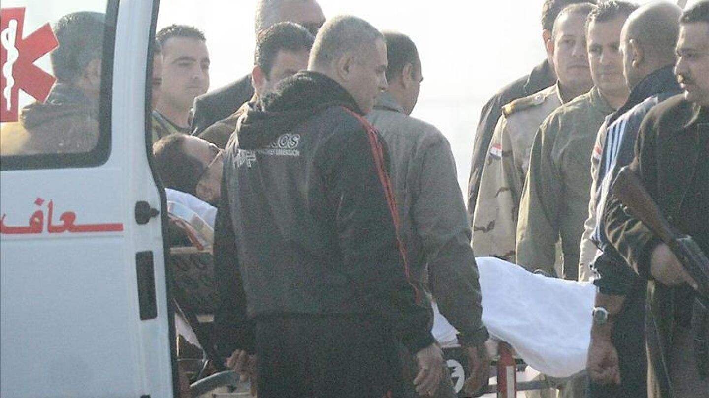 Mubarak llegando al Tribunal Penal de El Cairo para escuchar la sentencia por la muerte de manifestantes 