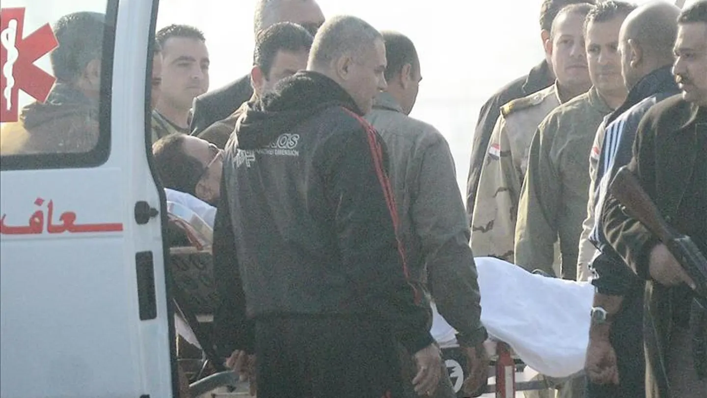 Mubarak llegando al Tribunal Penal de El Cairo para escuchar la sentencia por la muerte de manifestantes Mubarak llegando al Tribunal Penal de El Cairo para escuchar la sentencia por la muerte de manifestantes