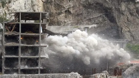 El hotel 'Alimuri' en la costa de Sorrento demolido con explosivos El hotel 'Alimuri' en la costa de Sorrento demolido con explosivos