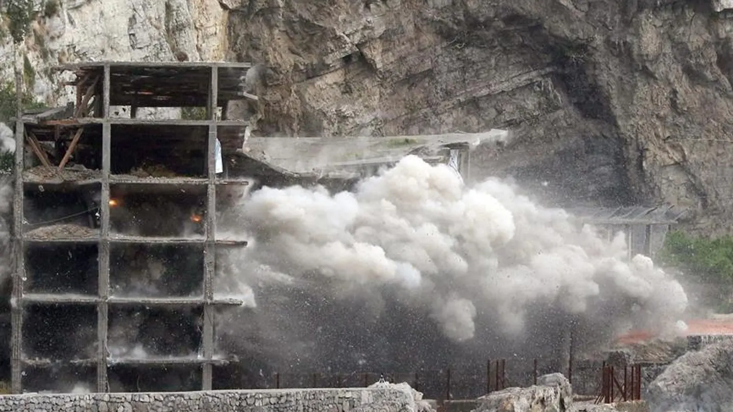 El hotel 'Alimuri' en la costa de Sorrento demolido con explosivos El hotel 'Alimuri' en la costa de Sorrento demolido con explosivos