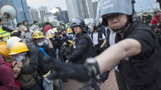 La Polic&iacute;a contiene a los manifestantes en Hong Kong