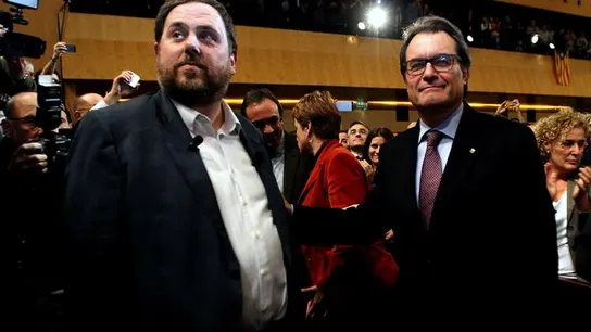 Oriol Junqueras saluda a Artur Mas. Oriol Junqueras saluda a Artur Mas.