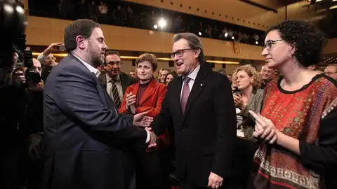 Oriol Junqueras y Artur Mas se dan la mano Oriol Junqueras y Artur Mas se dan la mano