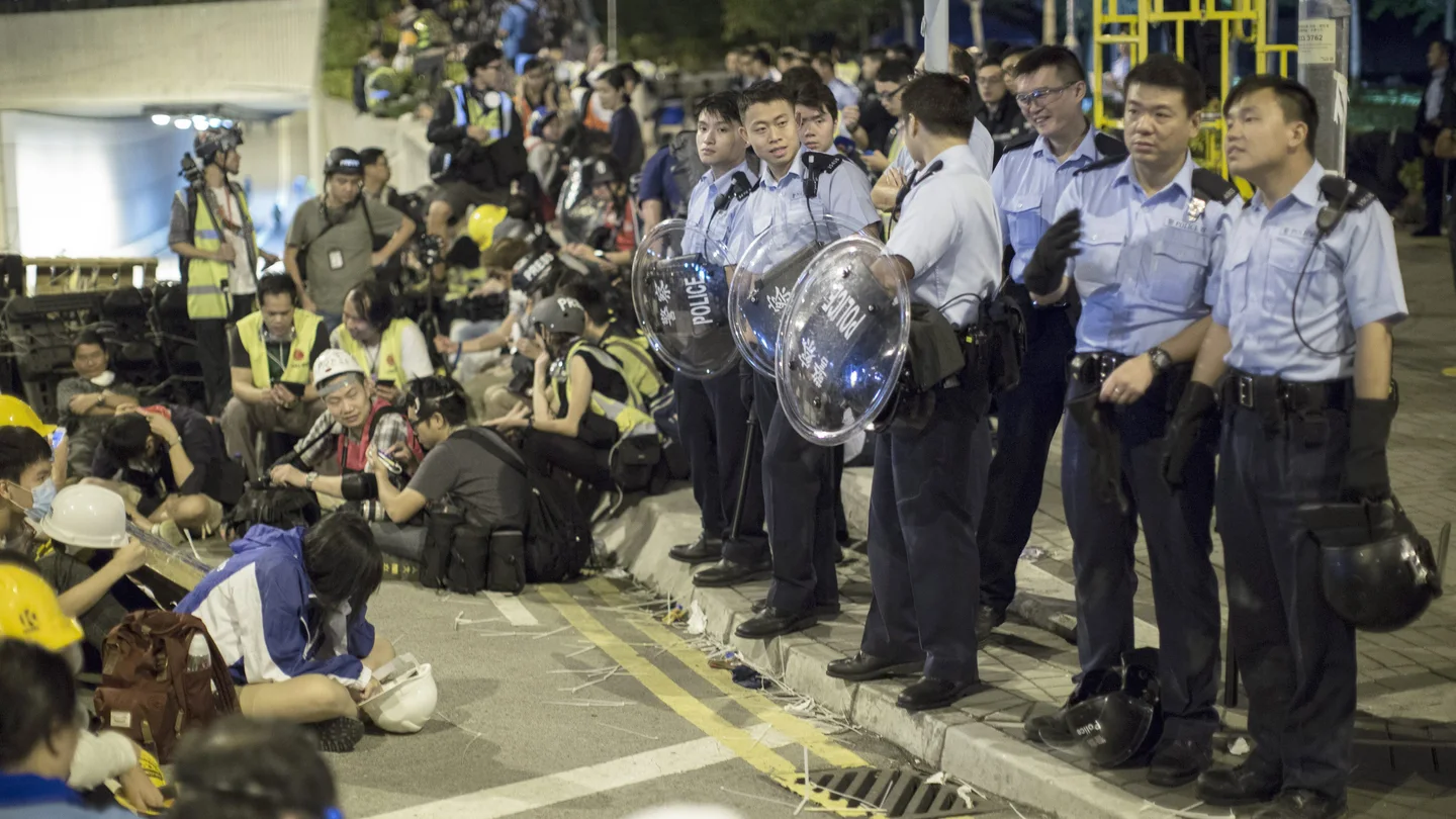 Activistas del movimiento pro-democracia de Hong Kong descansan en un parque vigilados Activistas del movimiento pro-democracia de Hong Kong descansan en un parque vigilados