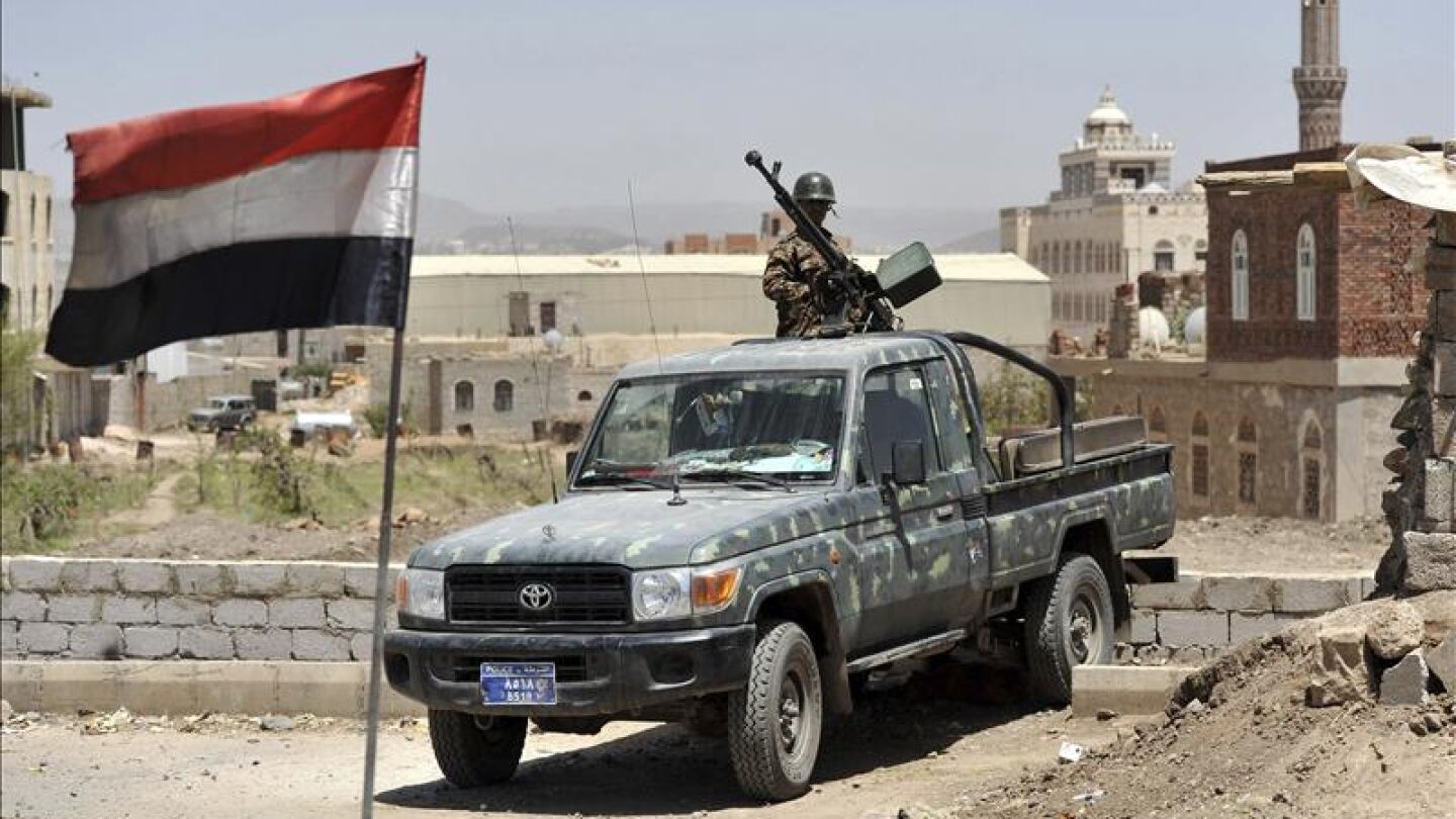 Un soldado yemen&iacute; vigila a bordo de un veh&iacute;culo policial en un puesto de control en San&aacute;