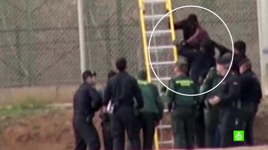 Un menor salta la valla de Melilla Un menor salta la valla de Melilla