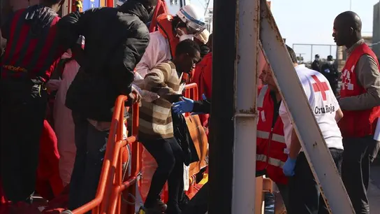 Varios de los inmigrantes rescatados de la patera localizada en aguas del mar de Alborán Varios de los inmigrantes rescatados de la patera localizada en aguas del mar de Alborán