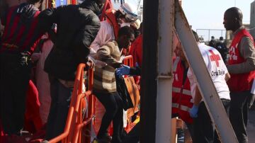 Varios de los inmigrantes rescatados de la patera localizada en aguas del mar de Alborán