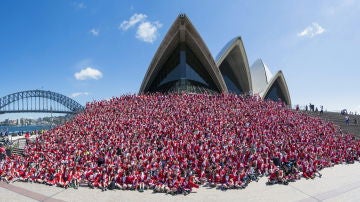 Una carrera solidaria reúne a más de 2.500 'Papá Noeles' en Sidney
