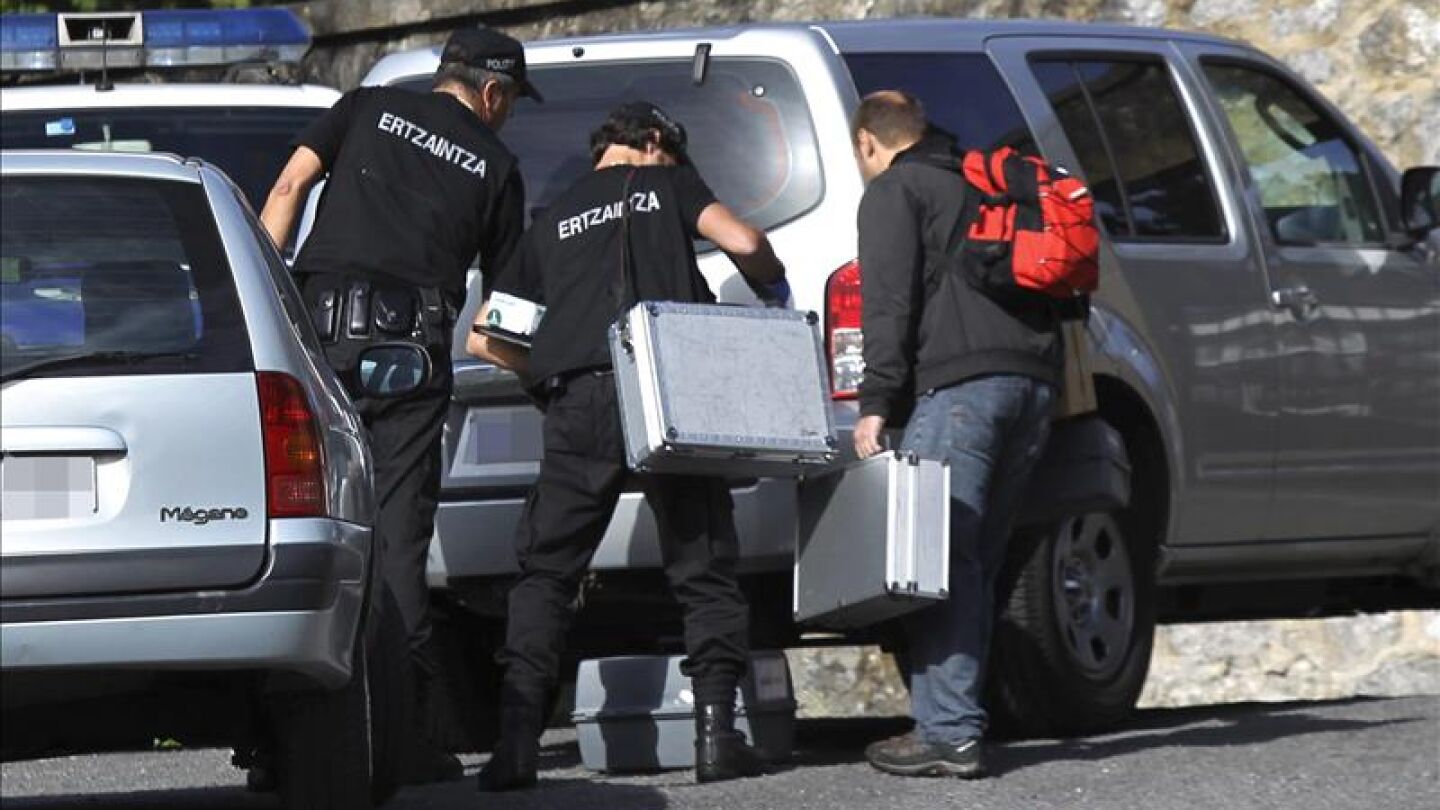 Miembros de la ertzaintza cient&iacute;fica tras investigar un suceso en Bilbao