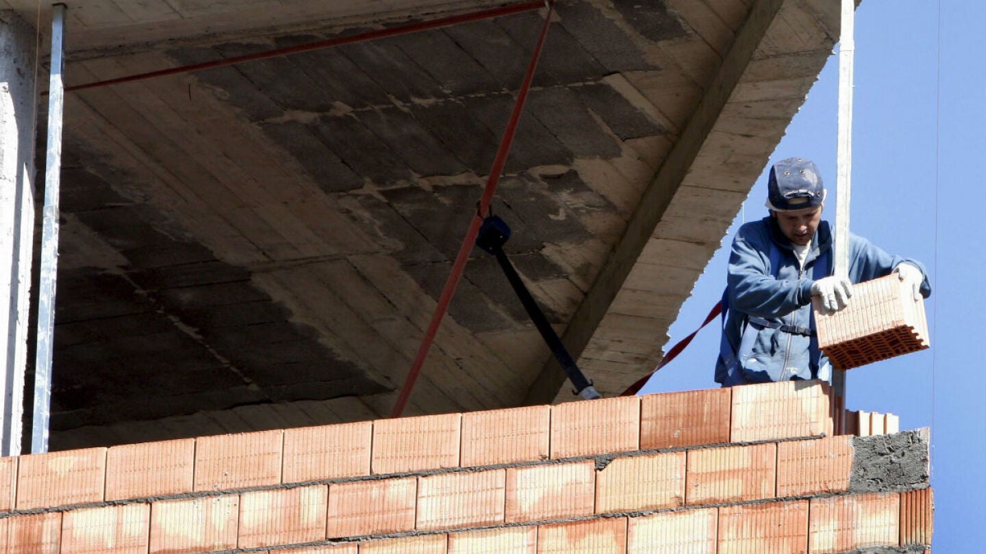 Un obrero construye una vivienda