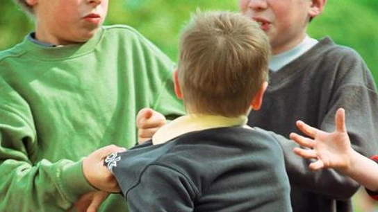 Un niño sufriendo acoso escolar Un niño sufriendo acoso escolar