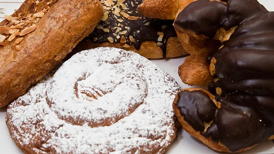 La cantidad de bollería que come un español al año Cada español come unos nueve kilos de productos de bollería y pastelería al año