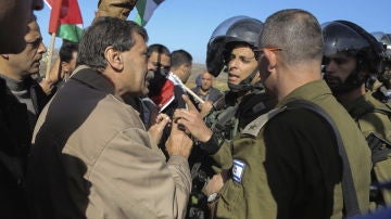 El responsable palestino para Asuntos de las Colonias y el Muro, Ziad Abu Ein (i)