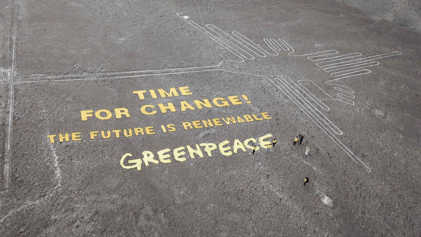 Un mensaje de Greenpeace en una zona de las L&iacute;neas de Nazca, al sur de Per&uacute;