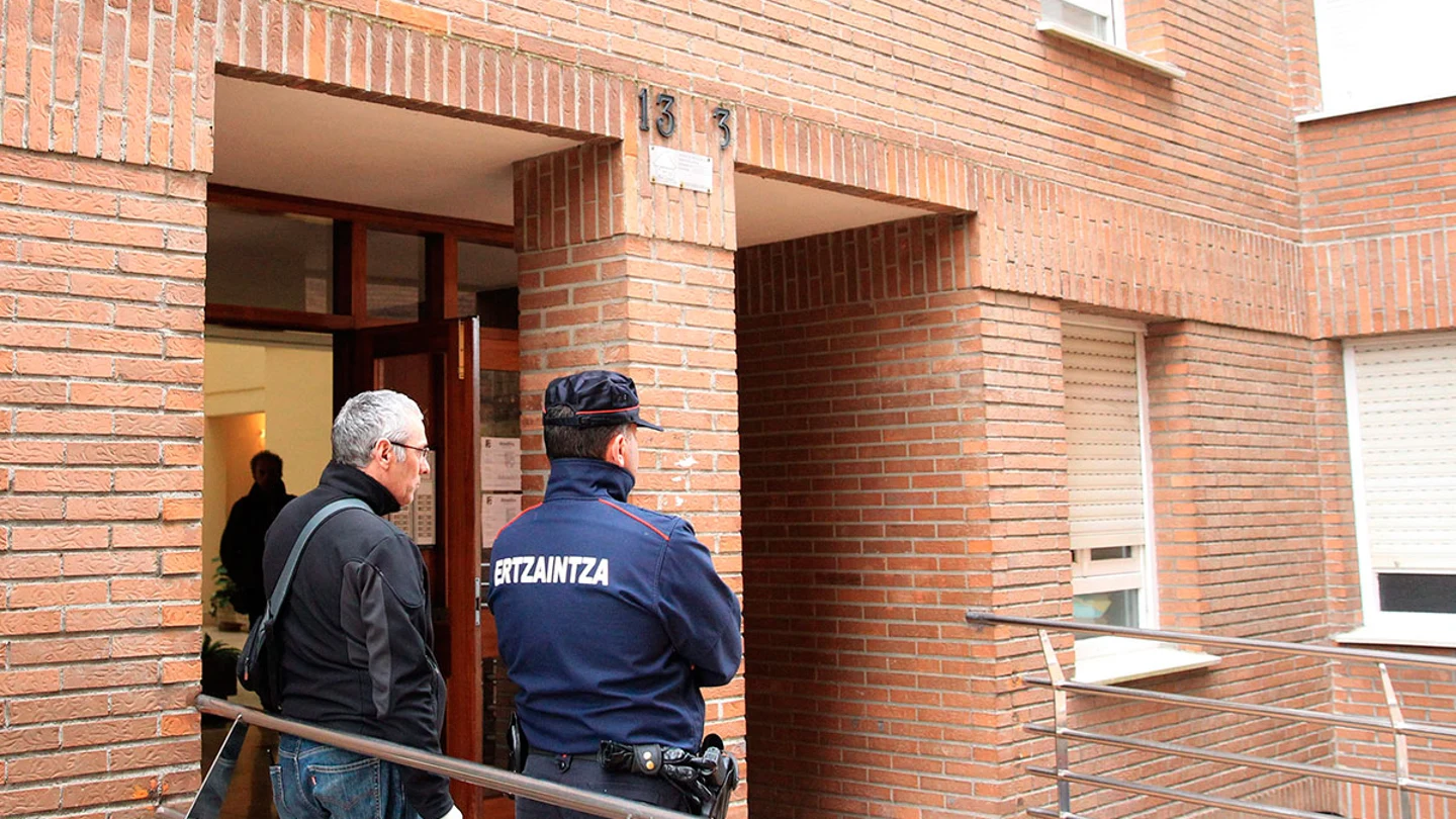 Un agente de la Ertzaintza en la vivienda de Abadiño donde han sido asesinadas dos mujeres Un agente de la Ertzaintza en la vivienda de Abadiño donde han sido asesinadas dos mujeres