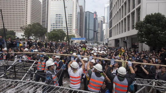 Trabajadores contratados por el gobierno retiran las barrivadas de los manifestantes en Hong Kong Trabajadores contratados por el gobierno retiran las barrivadas de los manifestantes en Hong Kong