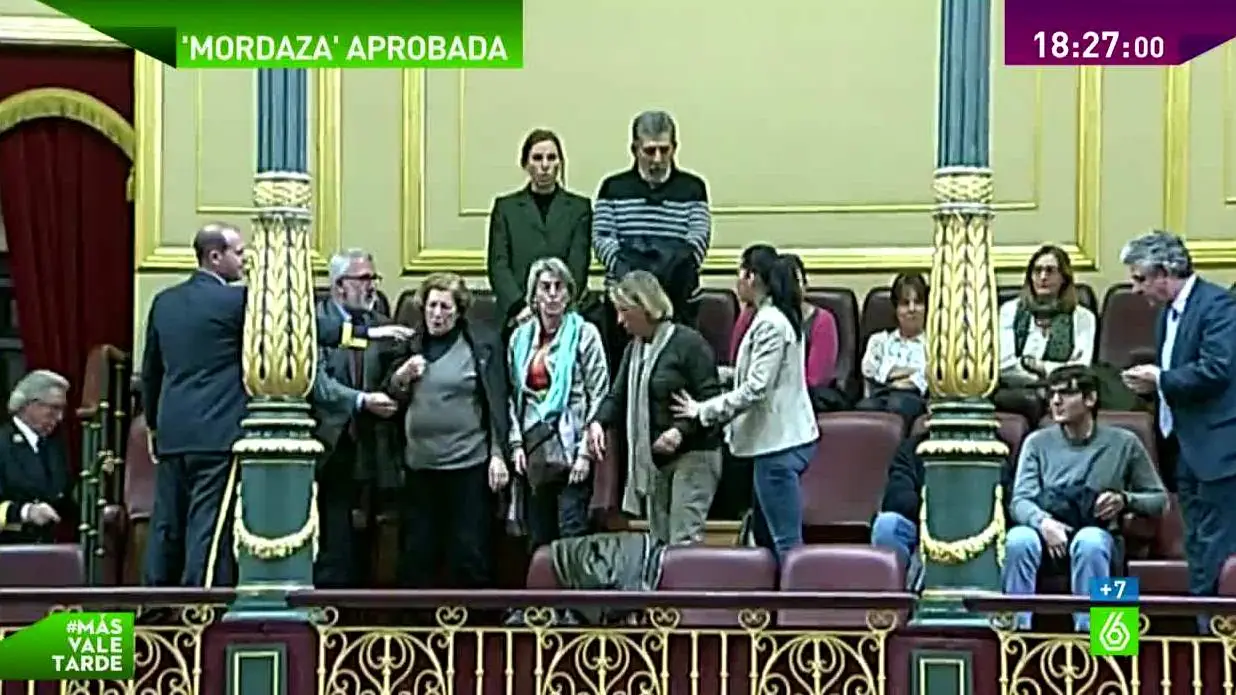 Protestas en la tribuna de invitados en el Congreso