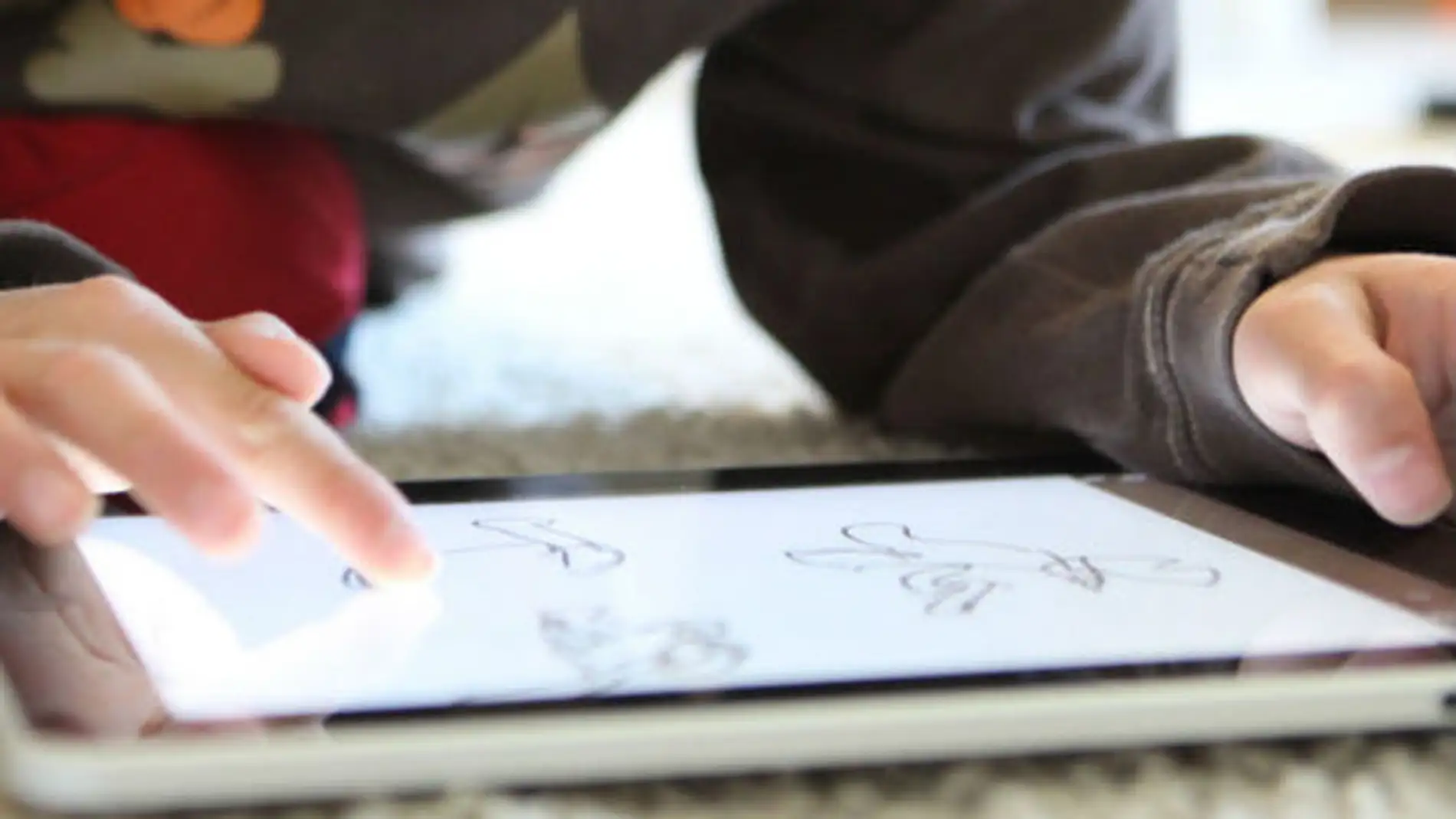 Niño dibujando en un iPad