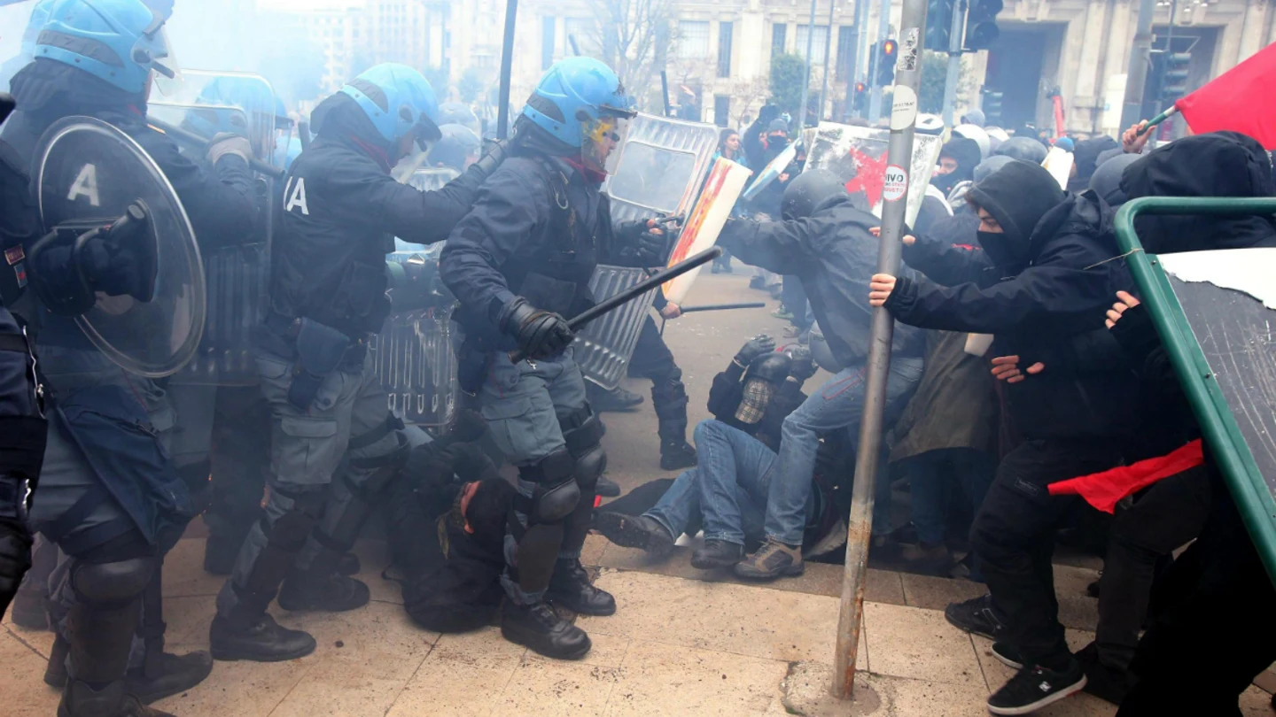 Manifestantes y antidisturbios se enfrentan durante una manifestación en Milán (Italia) Manifestantes y antidisturbios se enfrentan durante una manifestación en Milán (Italia)