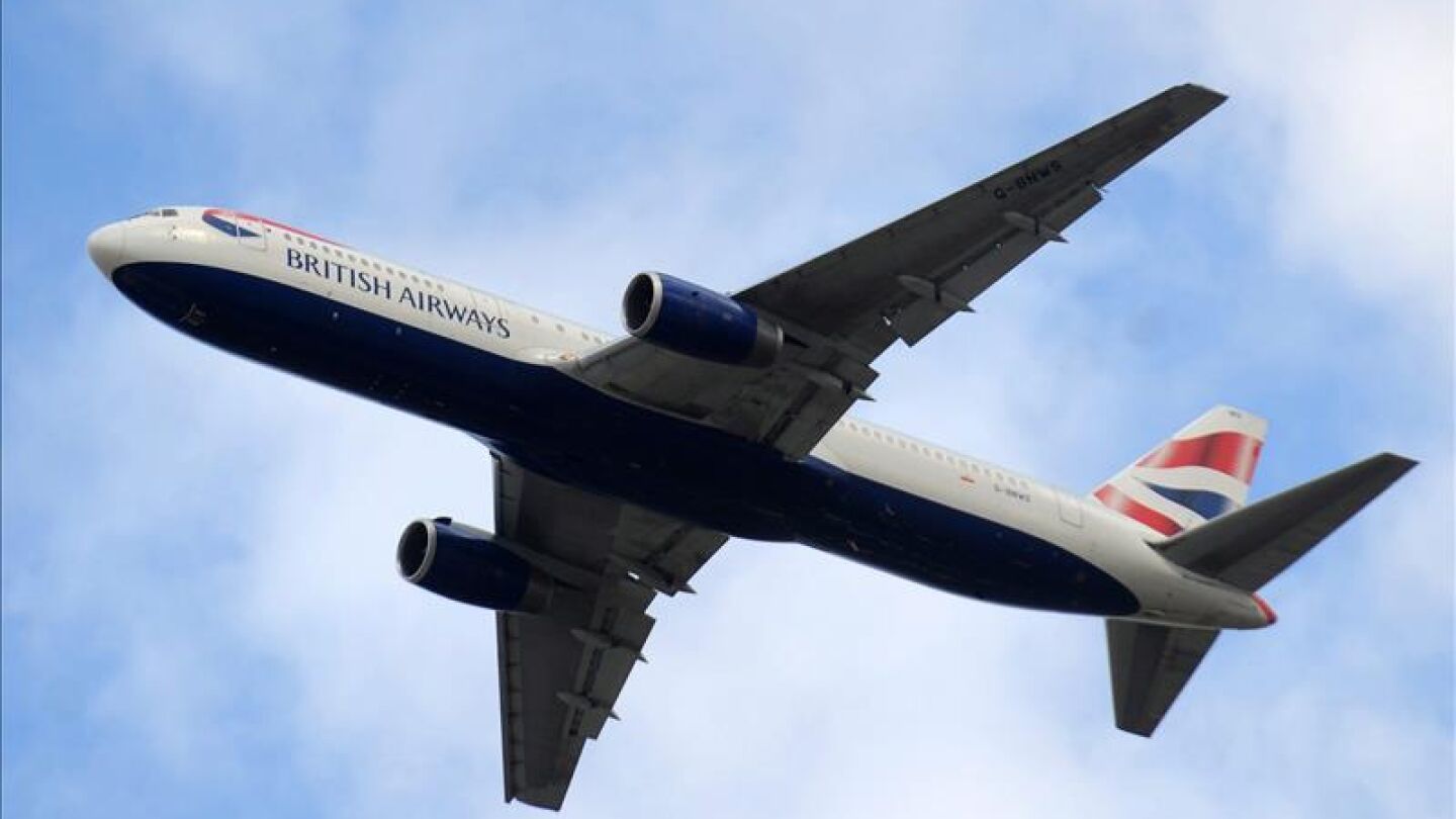 Un avi&oacute;n de 'British Airways' volando