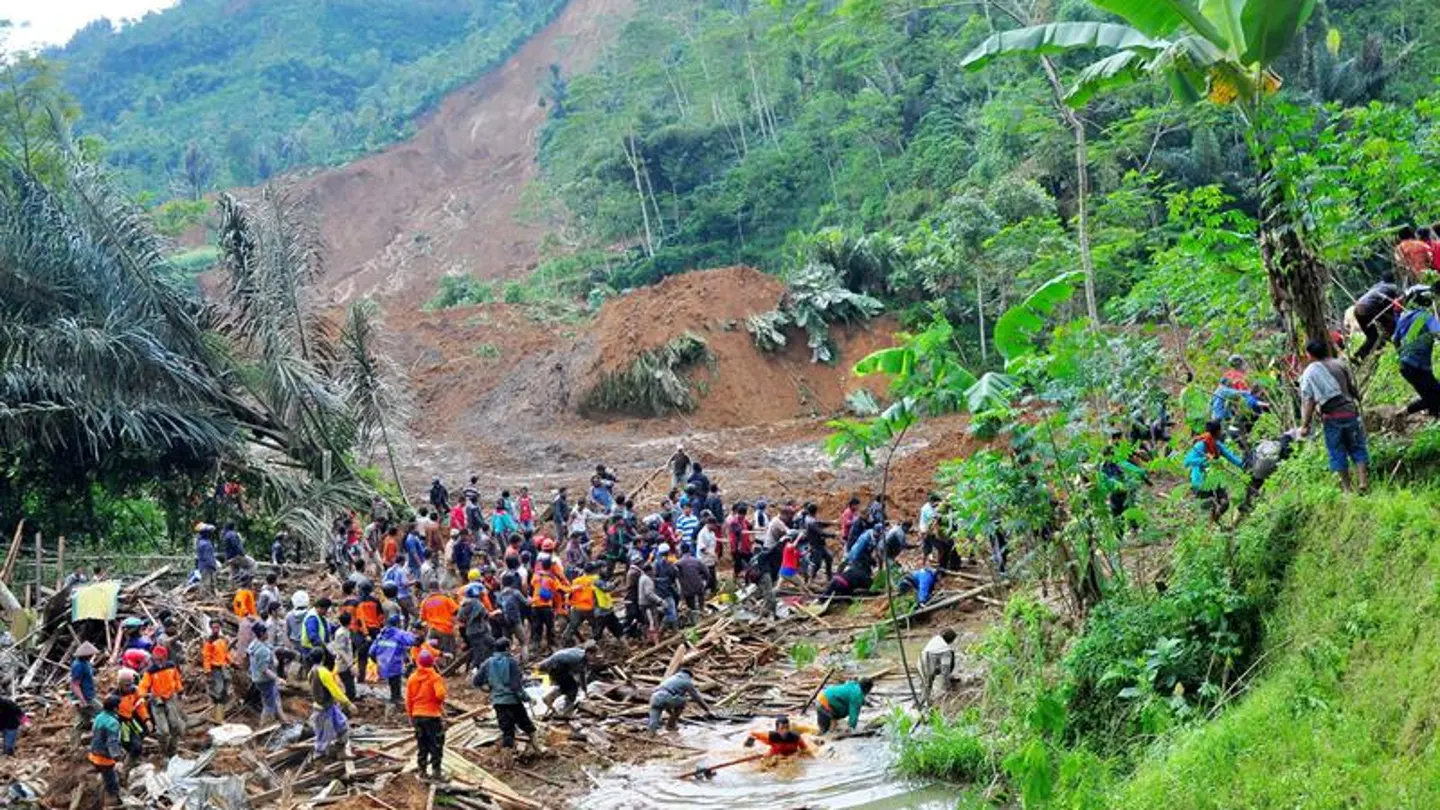Al menos 18 Muertos y 90 desaparecidos en un alud en la isla indonesia de Java Al menos 18 Muertos y 90 desaparecidos en un alud en la isla indonesia de Java