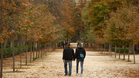 Una pareja pasea en el Parque del Retiro Una pareja pasea en el Parque del Retiro