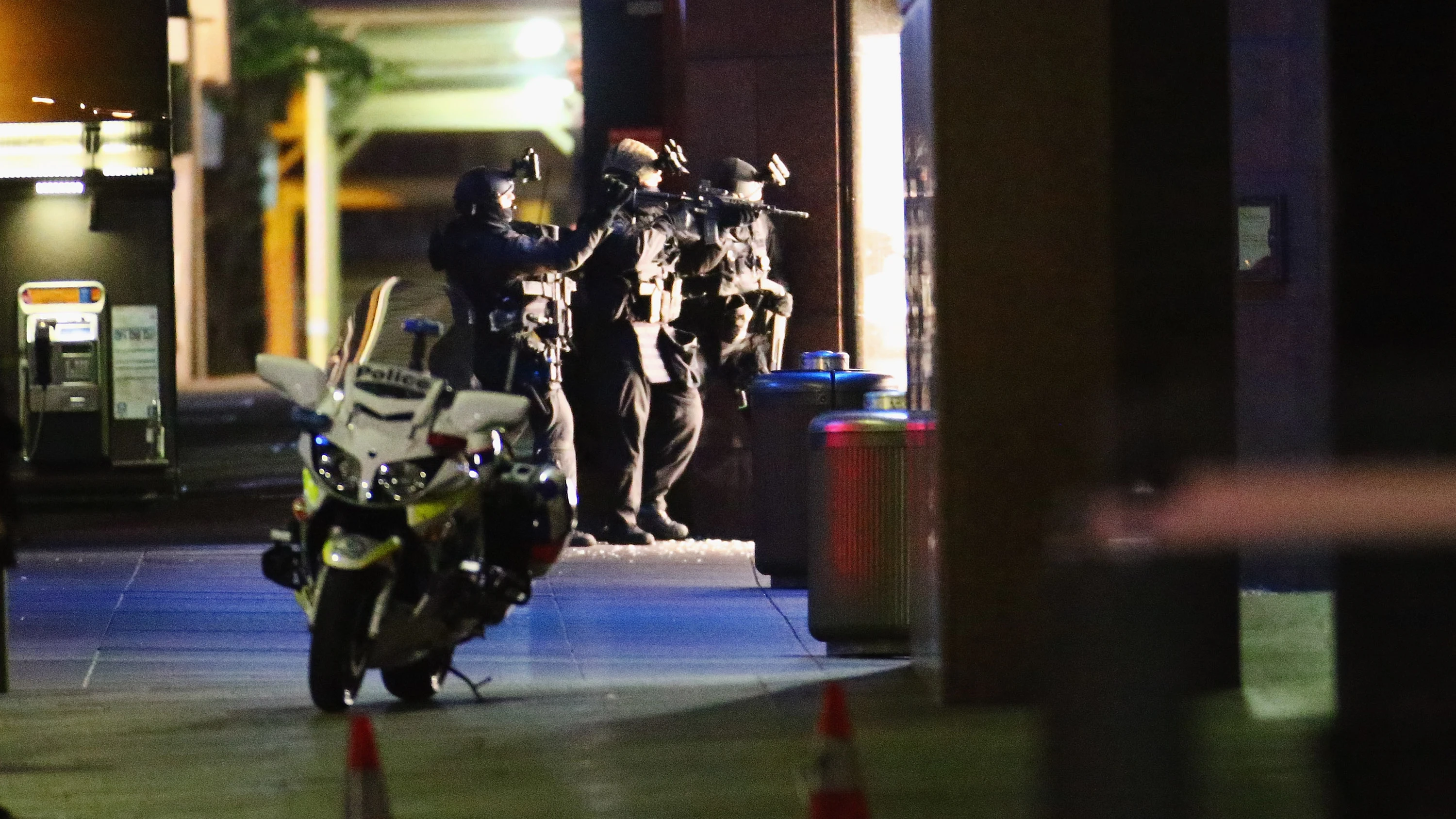 Agentes de la Policía en la entrada al local