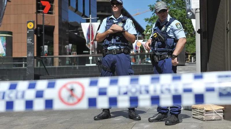 Policías cerca de la cafetería de Sidney