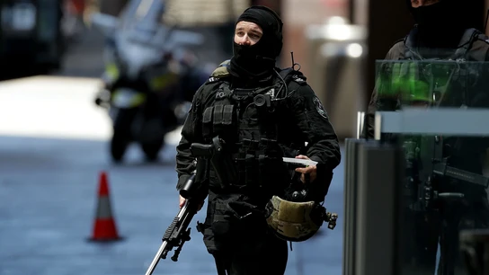 Dos agentes de la Policía australiana, durante el secuestro Dos agentes de la Policía australiana, durante el secuestro