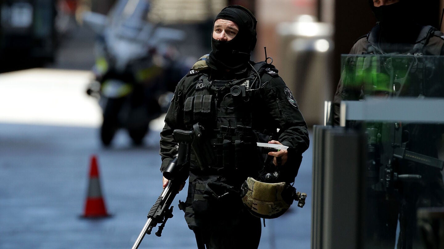Dos agentes de la Polic&iacute;a australiana, durante el secuestro